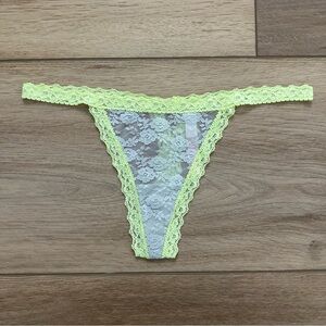 EUC 2013 Victoria Secret Pink Vintage Floral Lace V-String Thong S